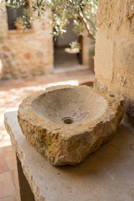 حوض حجر طبيعي